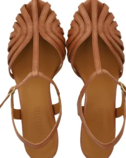 Højhælet sandal med smuk organisk frontdetalje