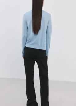 Round-neck knitted sweater