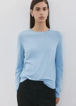 Round-neck knitted sweater