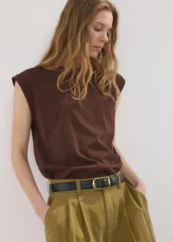 Short-sleeved t-shirt with shoulder