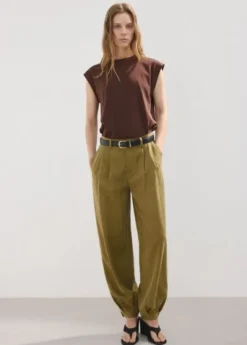 Short-sleeved t-shirt with shoulder