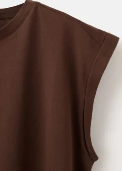 Short-sleeved t-shirt with shoulder