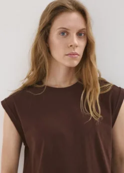 Short-sleeved t-shirt with shoulder