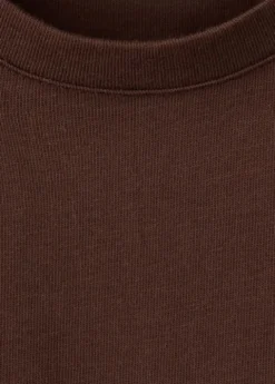 Short-sleeved t-shirt with shoulder