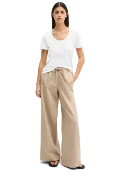 T-shirt, deep round neck twisted