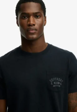 VINTAGE PREP RELAXED PCKET TEE
